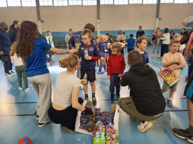 Entraînement de notre mini hand  Un énorme merci à Intermarché pour les chocolats
