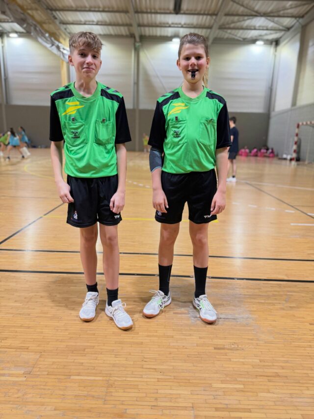 Le club tient à féliciter Simon et Théo pour leur nomination en tant qu’arbitres officiels. Ceci vient récompenser leur travail depuis deux ans.
Cette année, ils auront l’honneur d’arbitrer une finale départementale le 24 mai à 12 h 25 au gymnase Duhourquet à Bègles.
Les garçons, vous pouvez être fiers de vous, parce que nous, nous le sommes !