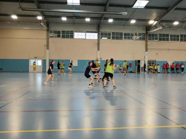 Hier soir les -15 F ont fait un entraînement en commun  parents/enfants
Un moment de partage merveilleux entre parents et filles. De beaux sourires sur le terrain et une passion partagée 😀. La soirée s’est clôturée autour d’une auberge espagnole.