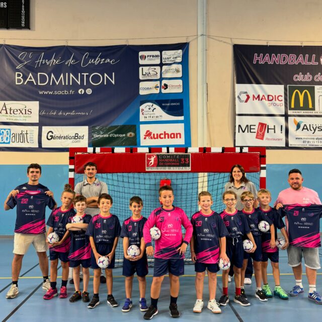 Un grand merci à @matthieu_arnaud_immobilier pour ce superbe nouveau jeu de maillots offert à nos -11 ! 💙🩷
Nos jeunes sont maintenant prêts à défendre fièrement les couleurs du club ! 🤾‍♂️