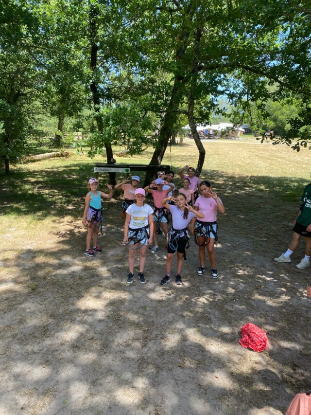 Après cette magnifique saison, nos championnes de Gironde ont pu partager une activité accrobranche, dans un esprit de partage et de solidarité!!!
Après l’effort, elles ont pu se détendre autour d’une pool party pendant que nos supporters ont fêter le titre en partageant une auberge espagnole!!!